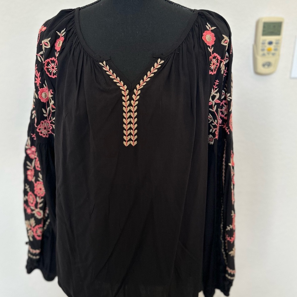 Solitaire Soho Embroidered Black Blouse.‎ Size Large. NWT